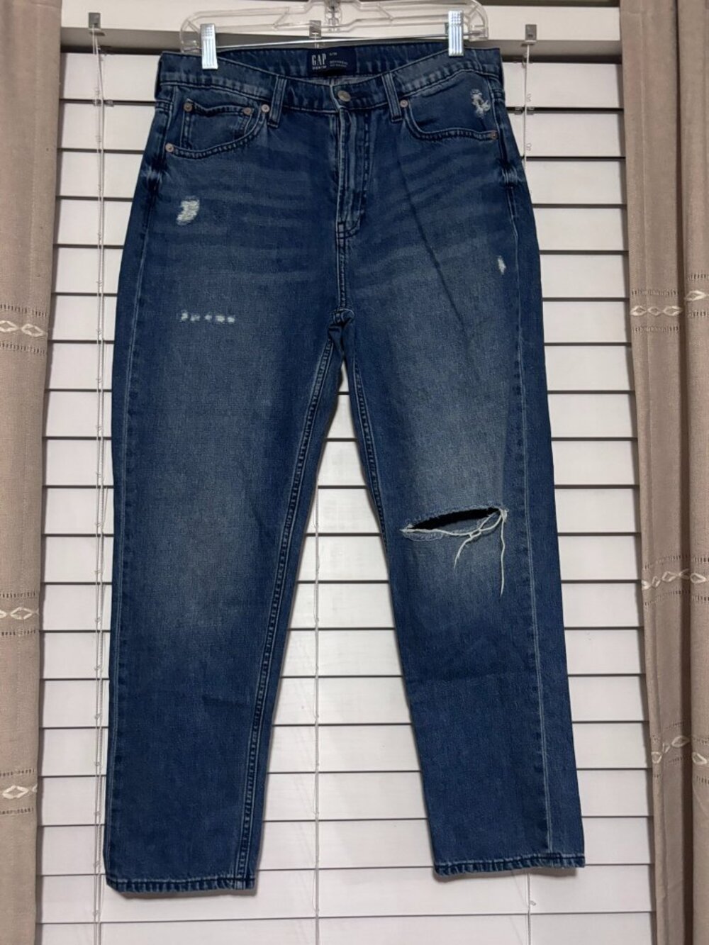 GAP Denim Boyfriend Jeans Size 6 / 28 Medium Wash Distressed Ripped Denim